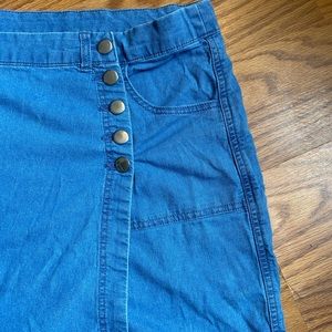 Vintage 2000s 2xl light denim color hasting & smith skort with silver buttons